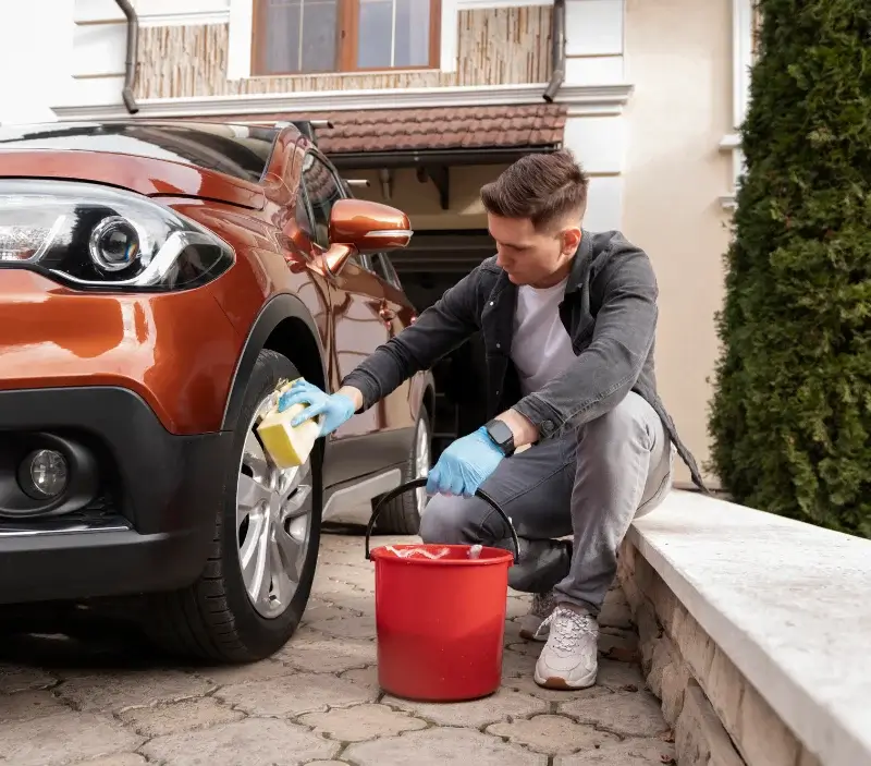 Lavage auto à domicile Saint-Clément-de-Rivière : professionnel intervenant sur un véhicule